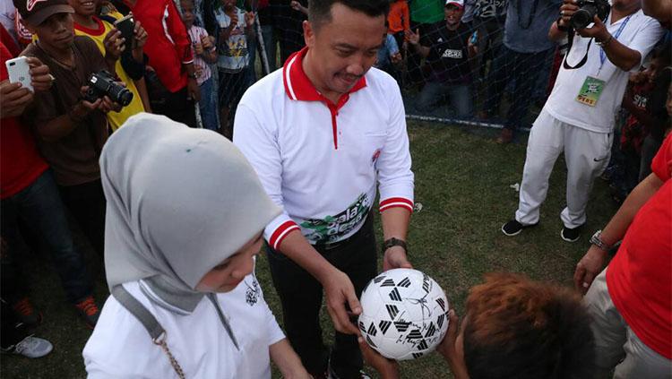 Imam Nahrawi menyerahkan bola secara simbolis dalam acara pembukaan Gala Desa 2017. Copyright: Istimewa