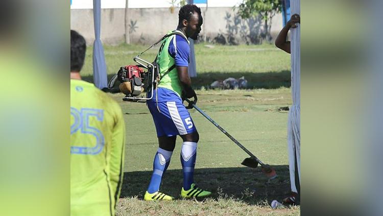 Essien berlagak menjadi tukang potong rumput di sela-sela latihan. Copyright: FACEBOOK/Rihan Handaulah
