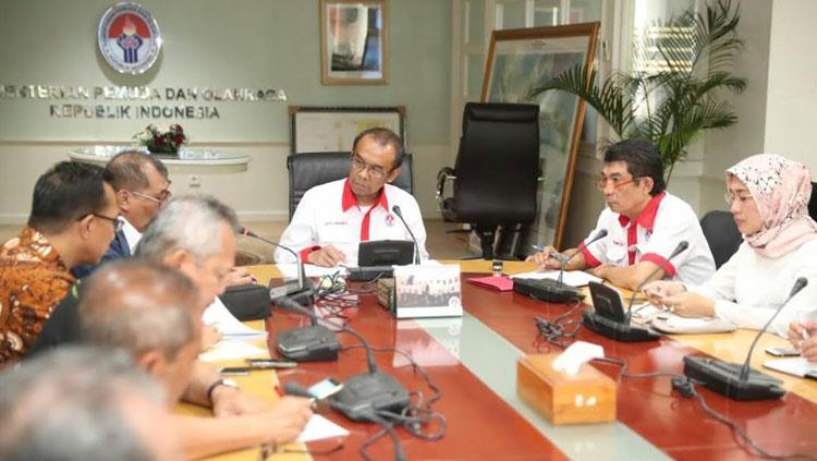 Sesmenpora, Gatot S Dewa Broto saat memimpin rapat laporan hasil evaluasi Islamic Solidarity Games (ISG) 2017 Baku, Azerbaijan di Kantor Kemenpora. Copyright: Info Kemenpora