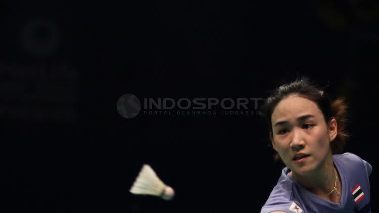 Aksi Nitchaon Jindapol mengembalikan bola kok ke arah Sayaka Sato. Copyright: Herry Ibrahim/Indosport.com