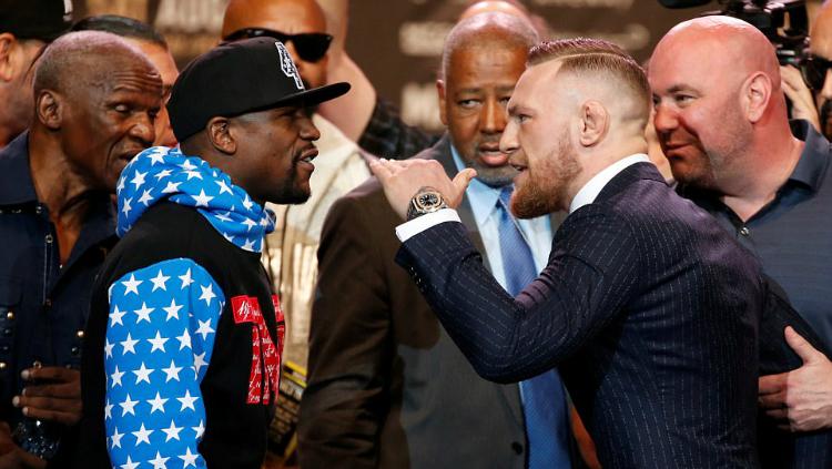 Floyd Mayweather dan Conor McGregor dalam konferensi pers. Copyright: Reuters