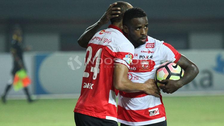 Greg Nwokolo memeluk Peter Odemwingie. Copyright: Herry Ibrahim/INDOSPORT