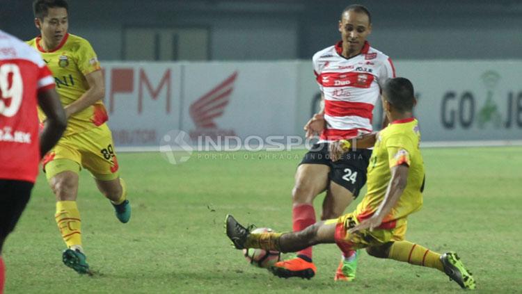 Peter Odemwingie dihadang pemain Bhayangkara FC. Copyright: Herry Ibrahim/INDOSPORT