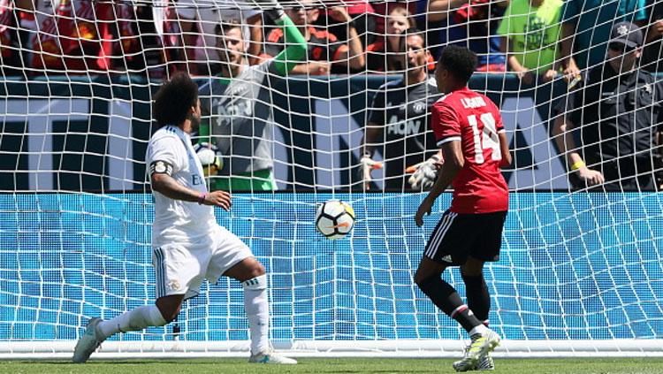 Jesse Lingard (kanan) kala berhasil memasukan bola ke gawang Real Madrid. Copyright: INDOSPORT