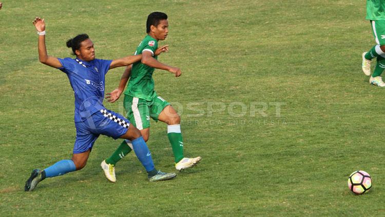 Pemain Persekap saat duel bola dengan pemain PS Badung. Copyright: Ian Setiawan/INDOSPORT