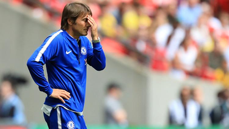 Antonio Conte tampak pusing melihat anak asuhnya dikalahkan Arsenal. Copyright: INDOSPORT