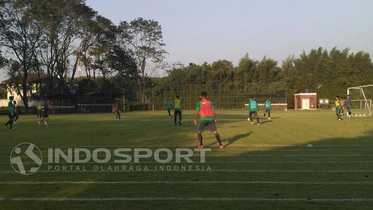 Suasana latihan lanjutan Timnas U-22 jelang SEA Games 2017. Copyright: Indosport/Petrus Manus DaYerrimon