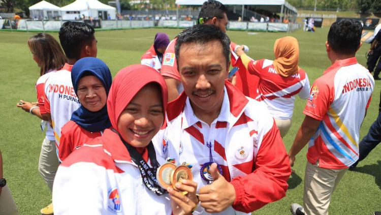 Diananda Choirunisa mempersembahkan dua medali panahan bersama Menpora Imam Nahrawi. Copyright: Twitter/Imam Nahrawi