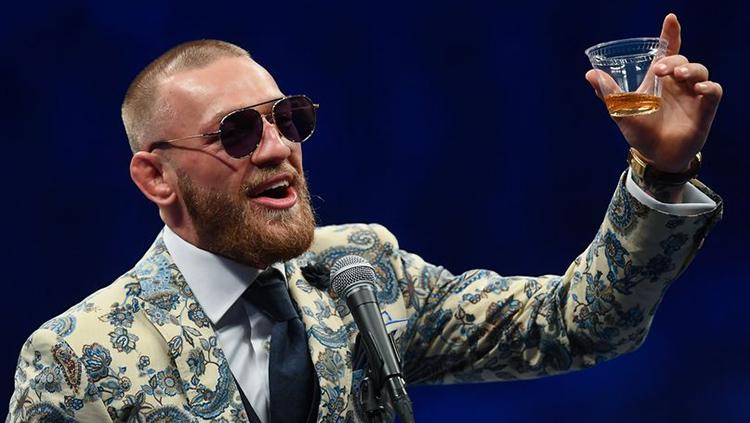 McGregor merayakan kenaikan kekayaannya setelah bertarung melawan Mayweather. Copyright: INDOSPORT