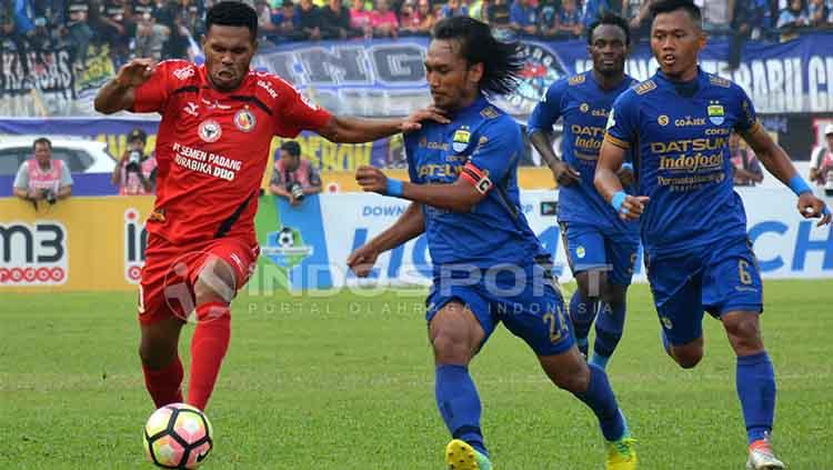 Vendry Mofu menjadi aktor yang menggagalkan pesta Persib Bandung. Copyright: Indosport/Taufik Hidayat