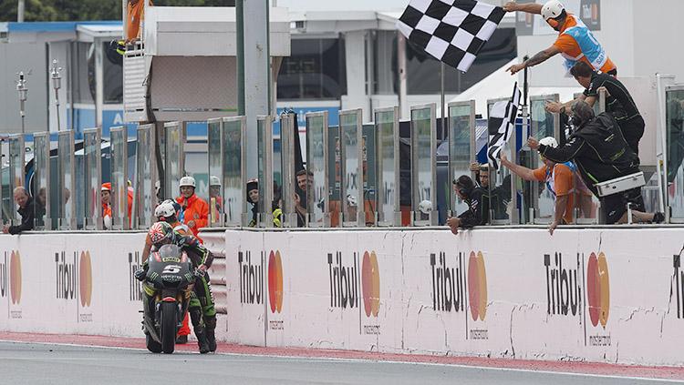 Johann Zarco mendorong motornya karena kehabisan bensin. Copyright: INDOSPORT