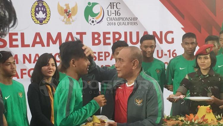 Edy Rahmayadi memberikan potongan tumpeng kepada salah satu pemain Timnas U-16 dalam rangkas pelesan Timnas U-16 untuk jalani kualifikasi di Piala AFC U-16 di Thailand. Copyright: Muhammad Adiyaksa/INDOSPORT
