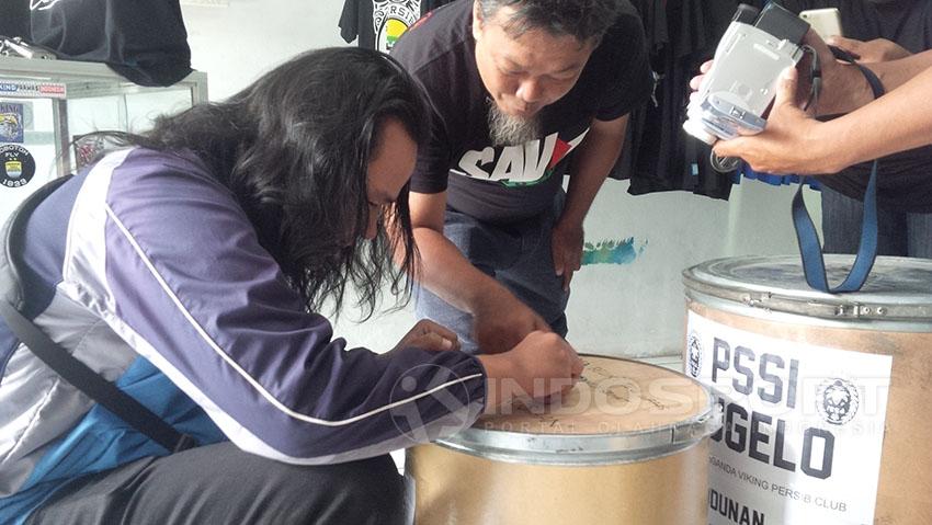 Partisipasi aksi Koin Untuk PSSI Copyright: Arif Rahman/Indosport.com