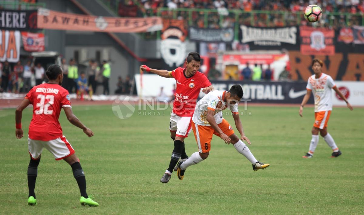 Duel udara antara Ismed Sofyan dengah gelandang Perseru Serui, Farid Wajdi (tengah). Copyright: Herry Ibrahim/INDOSPORT