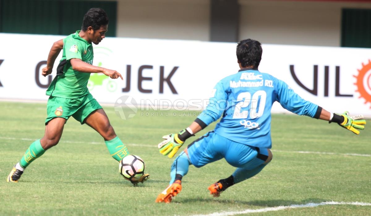 Aksi Ilham Udin Armaiyn (kiri) mencoba membobol gawang Borneo FC yang dikawal Muhammad Ridho. Herry Ibrahim/INDOSPORT Copyright: Herry Ibrahim/INDOSPORT