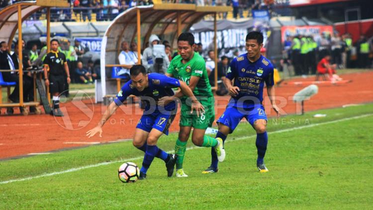 Shohei Matsunaga dikerubuti oleh pemain Bhayangkara FC. Copyright: Arief R/INDOSPORT