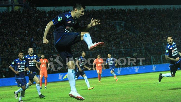 Selebrasi emosional Esteban Vizcarra, lantaran golnya di menit 81 menghindarkan Arema dari kekalahan. Copyright: Ian Setiawan/INDOSPORT