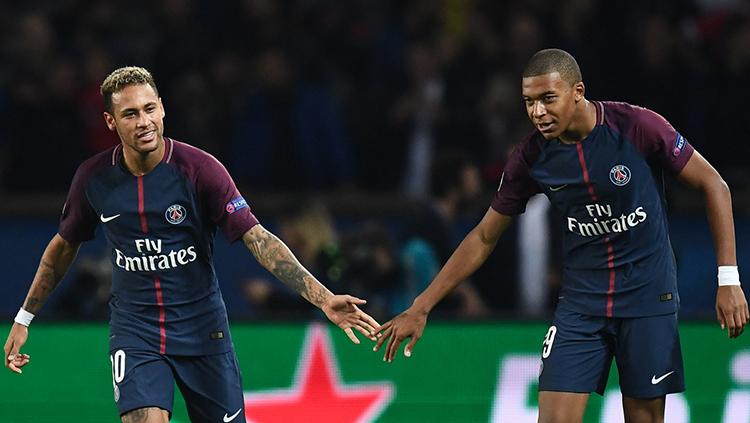 Neymar dan Kylian Mbappe usai mencetak gol untuk PSG. Copyright: Twitter @PSGInside