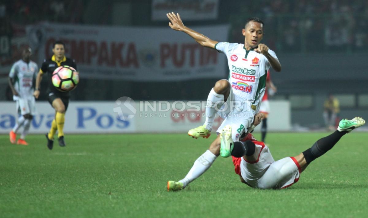 Pemaim PS TNI, Sansan Fauzi (tengah) dilanggar pemain Persija Jakarta. Herry Ibrahim/INDOSPORT Copyright: Herry Ibrahim/INDOSPORT