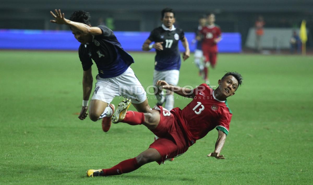 Febri Hariyadi harus jatuh bangun saat membela Timnas Indonesia melawan Kamboja. INDOSPORT/Herry Ibrahim Copyright: INDOSPORT/Herry Ibrahim