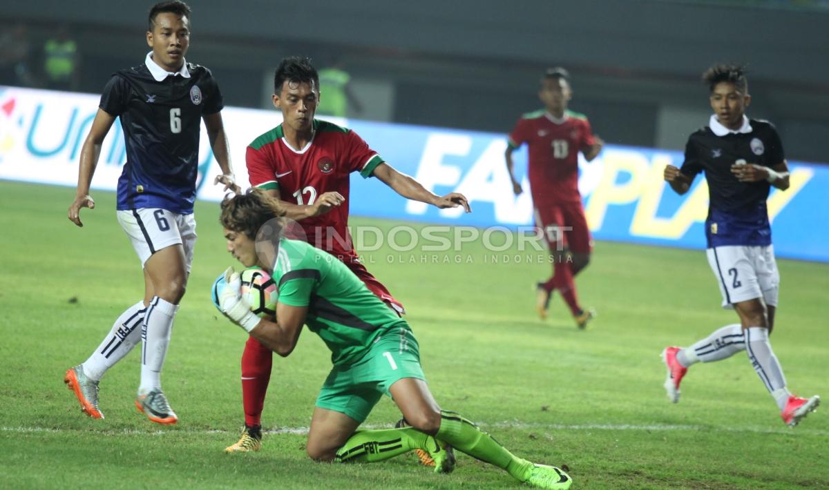 Duel antara Lerby Eliandry dengan kiper Kamboja. INDOSPORT/Herry Ibrahim Copyright: INDOSPORT/Herry Ibrahim