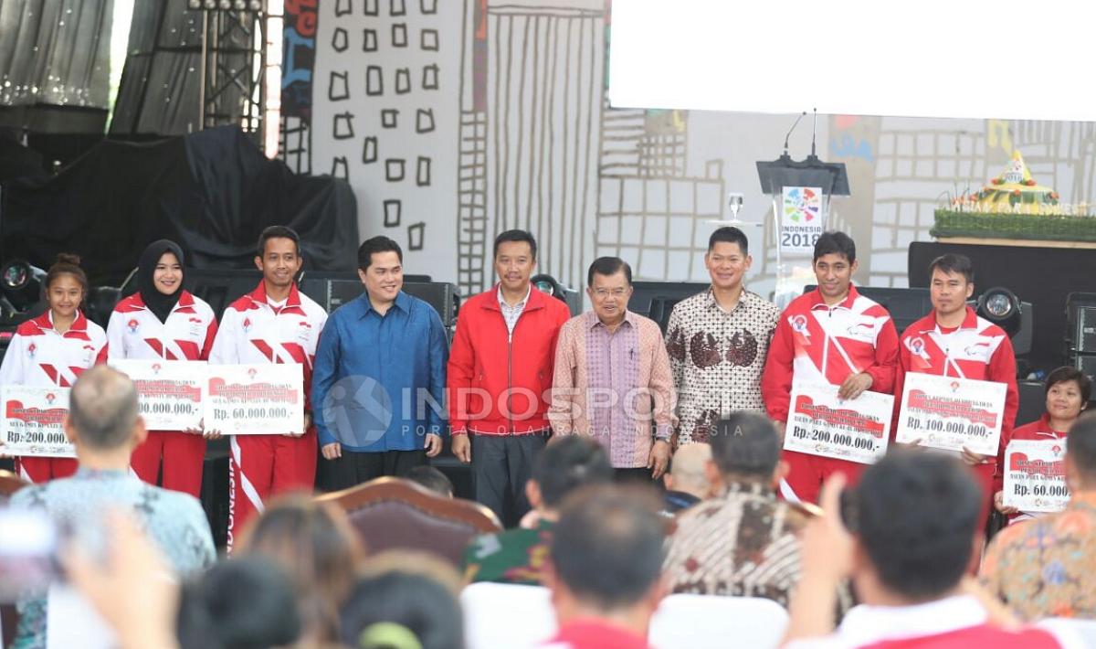 Wakil Presiden RI, Jusuf Kalla didampingi Menpora, Imam Nahrawi, Ketua INASGOC, Erick Tohir, dan Ketua INAPGOC, Raja Sapta Oktohari foto bersama dengan atlet peraih medali SEA Games dan Asean Games 2017. (INDOSPORT/Herry Ibrahim) Copyright: INDOSPORT/Herry Ibrahim