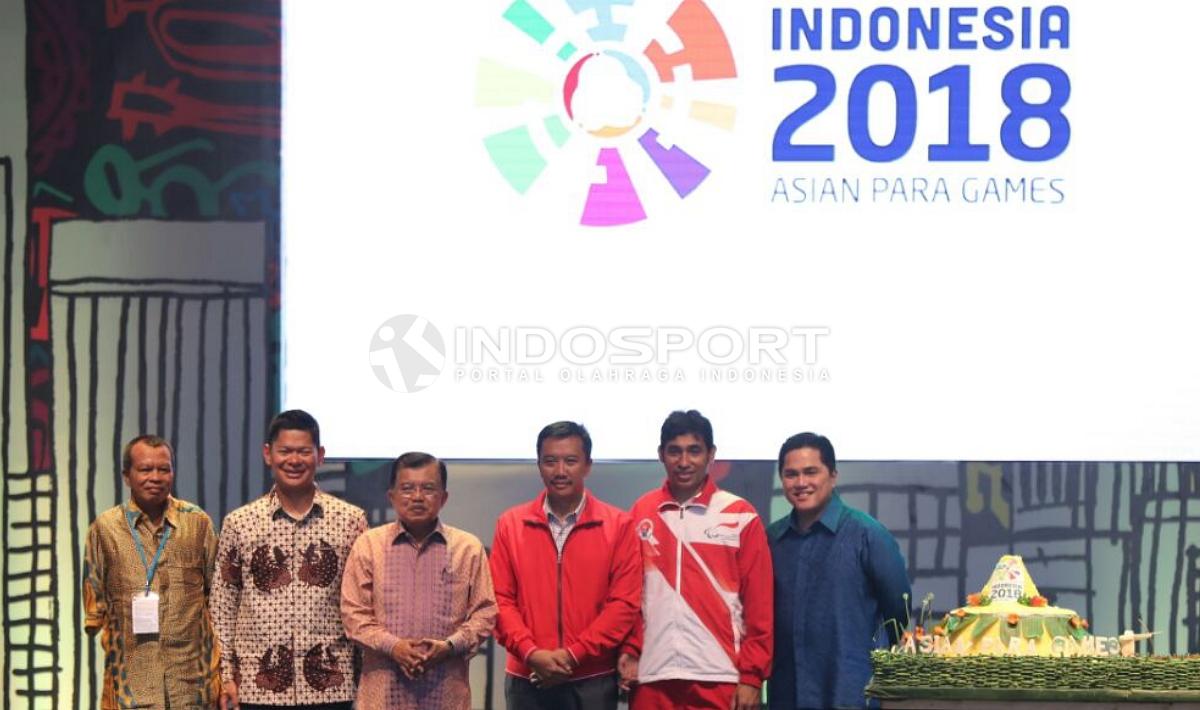 Wakil Presiden RI, Jusuf Kalla didampingi Menpora Imam Nahrawi, Ketua Inasgoc Erick Tohir dan Ketua Inapgoc Raja Sapta Oktohari foto bersama dengan perwakilan atlet. (INDOSPORT/Herry Ibrahim) Copyright: INDOSPORT/Herry Ibrahim