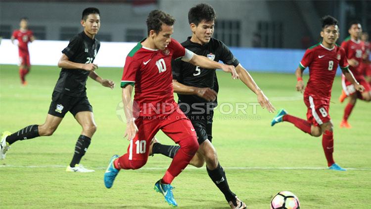 Egy Maulana Vikri berjibaku dengan pemain Timnas Thailand U-19. Copyright: INDOSPORT/Herry Ibrahim