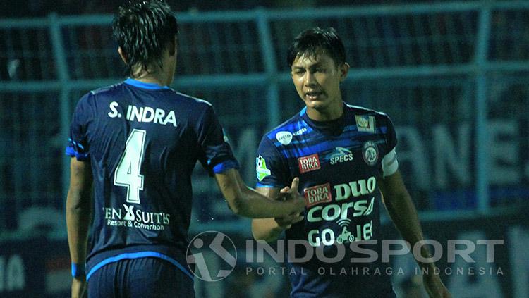 Kapten Arema FC, Johan Alfarizi, tengah memotivasi rekan setimnya. Copyright: Indosport/Ian Setiawan