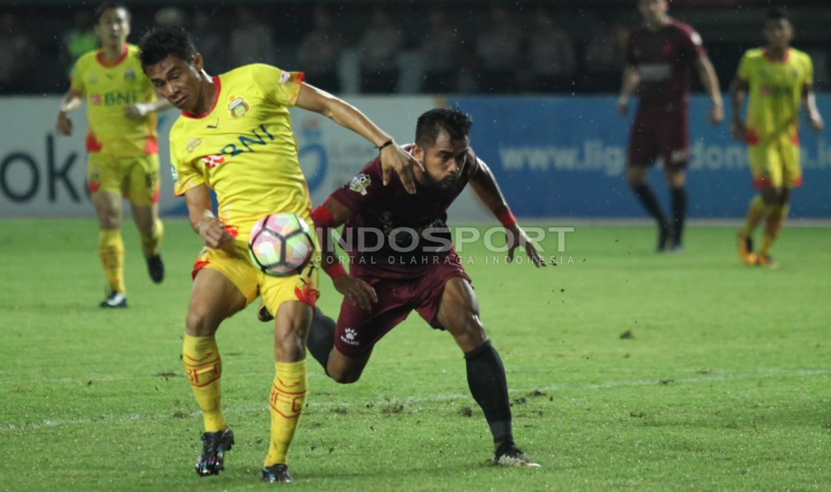 Aksi Zulham Zamrun dihadang pemain BFC, Lee Yujun. Copyright: Herry Ibrahim/INDOSPORT