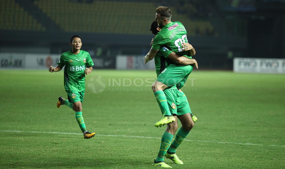 Selebrasi pemain Bhayangkara FC atas gol yang dicetak Otavio Dutra. Herry Ibrahim/INDOSPORT. Copyright: Herry Ibrahim/INDOSPORT