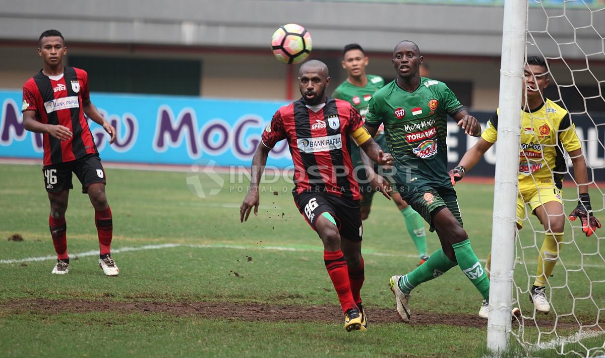 Peluang di depan gawang PS TNI gagal dimanfaatkan pemain Persipura. Copyright: Herry Ibrahim/INDOSPORT