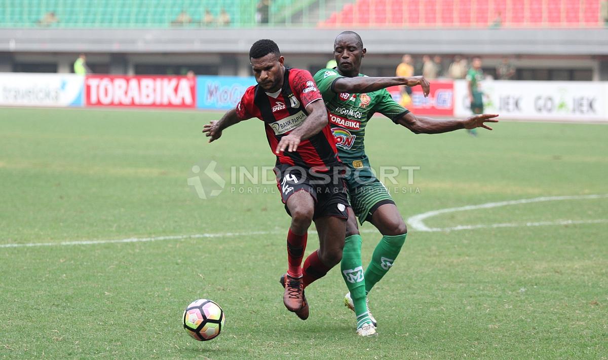 Duel Marinus Manewar (kiri) dengan Franklin Anzite. Copyright: Herry Ibrahim/INDOSPORT