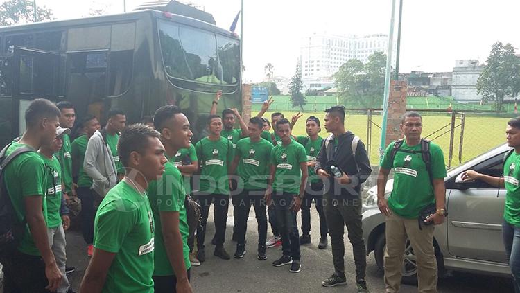 Pasukan PSMS Medan sebelum berangkat ke Stadion Patriot. Copyright: Kesuma Ramadhan/INDOSPORT