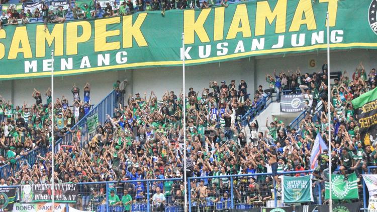 Suporter Persebaya tampak memenuhi Stadion Gelora Bandung Lautan Api. Copyright: Arif Rahman/INDOSPORT