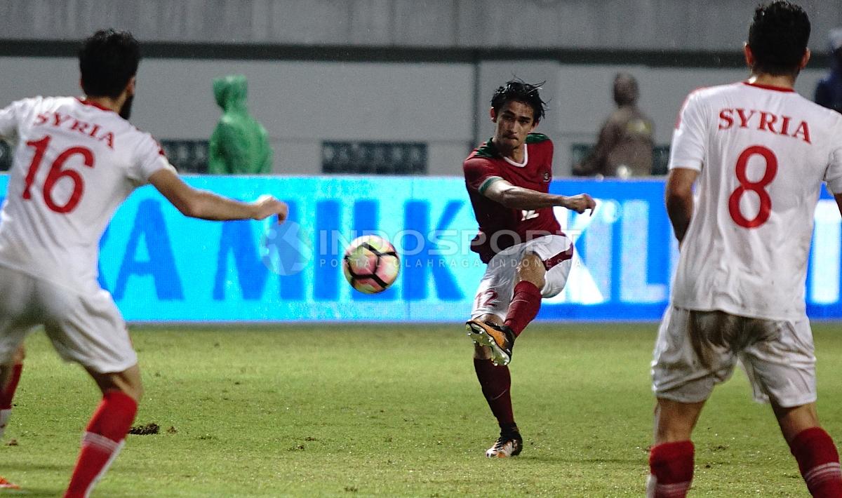Gavin Kwan Adsit tengah mengeksekusi bola ke arah gawang Suriah. Herry Ibrahim/INDOSPORT Copyright: Herry Ibrahim/INDOSPORT