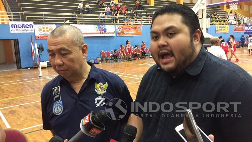 Ketum PB Perbasi, Danny Kosasih dengan Kabid Hukum PB Perbasi, George Fernando Dendeng gelar konferensi pers terkait match fixing IBL. Copyright: Muhammad Adi Yahya/Indosport.com