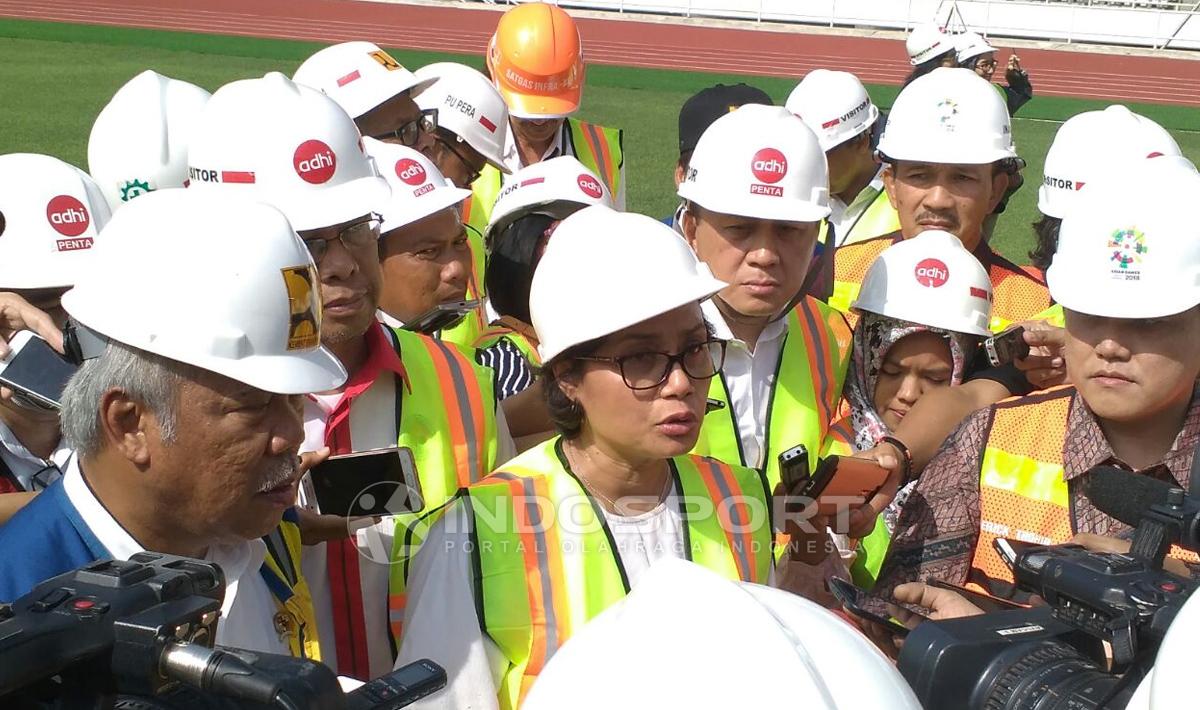 Menteri keuangan, Sri Mulyani saat diwawancari beberapa awak media Stadon Utama Gelora Bungkarno. Copyright: Muhammad Adiyaksa/INDOSPORT