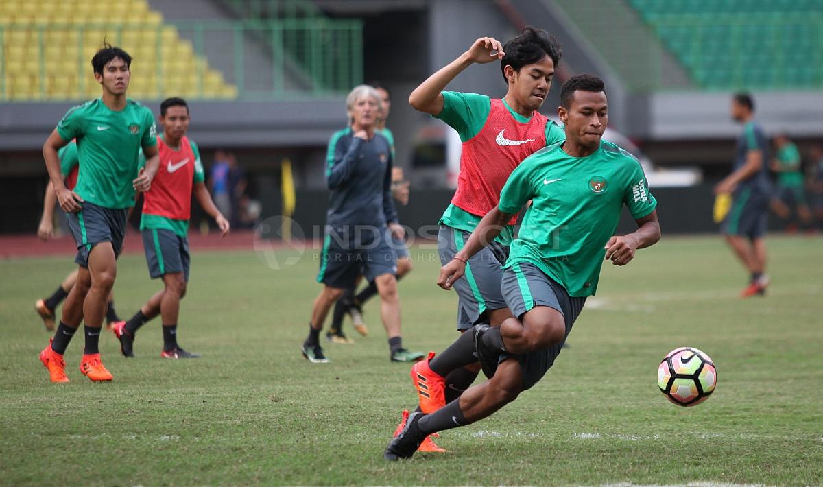 Lutfi Kamal mencoba menggangu pergerakan Osvaldo Haay. Copyright: Herry Ibrahim/INDOSPORT