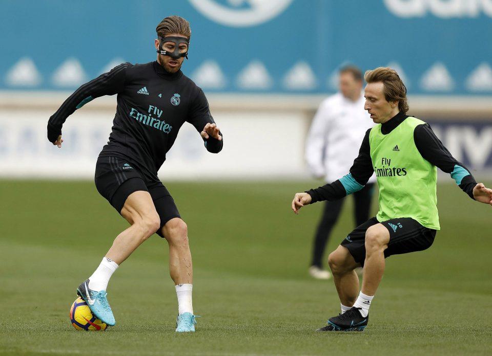 Sergio Ramos gunakan topeng khusus dalam latihan. Copyright: The Sun