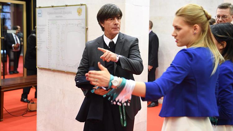 Sejumlah tamu undangan sudah hadi di Istana Kremlin, salah satunya pelatih Timnas Jerman, Joachim Low. Copyright: @FIFAWorldCup