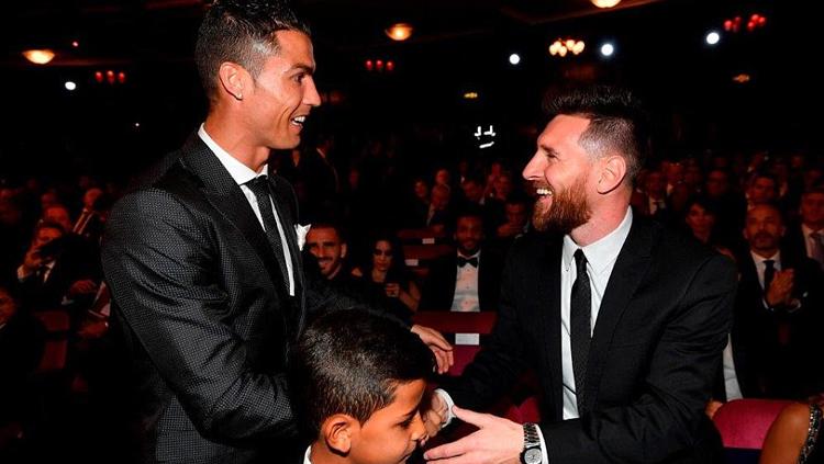 Cristiano Ronaldo saat berjabat tangan dengan Lionel Messi di panggung penghargaan Ballon d Or 2017. Copyright: dailymail.co.uk