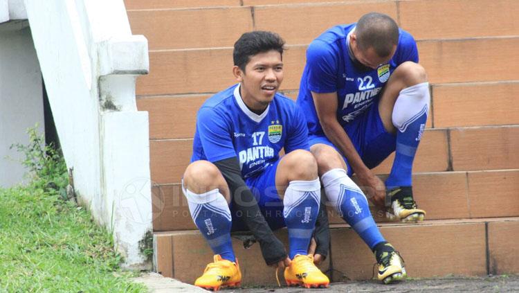 Eka Ramdani saat memakai sepatu akan jalani latihan. Copyright: Arif Rahman/INDOSPORT