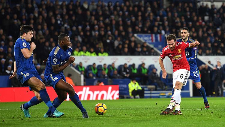 Juan Mata saat melepaskan tendangan mendatar ke gawang Leicester City. Copyright: INDOSPORT