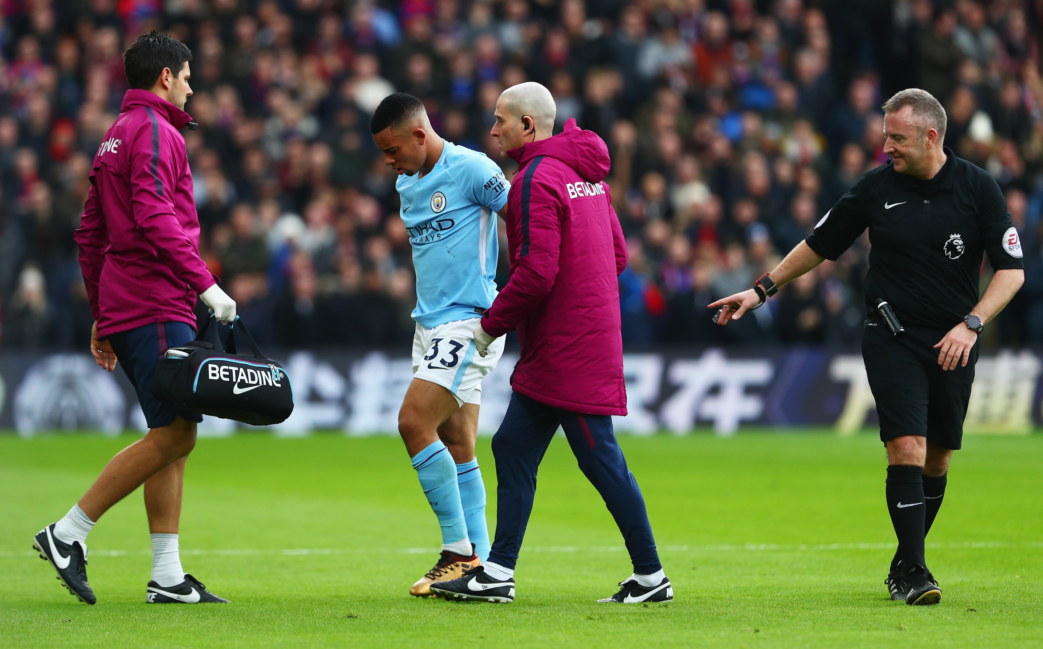 Gabriel Jesus saat meninggalkan lapangan karena cedera. Copyright: INDOSPORT