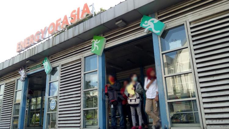 Beberapa cabang olahraga (CABOR) Asian Games 2018 di halte trasnjakarta. Copyright: Annisa Hardjanti/INDOSPORT