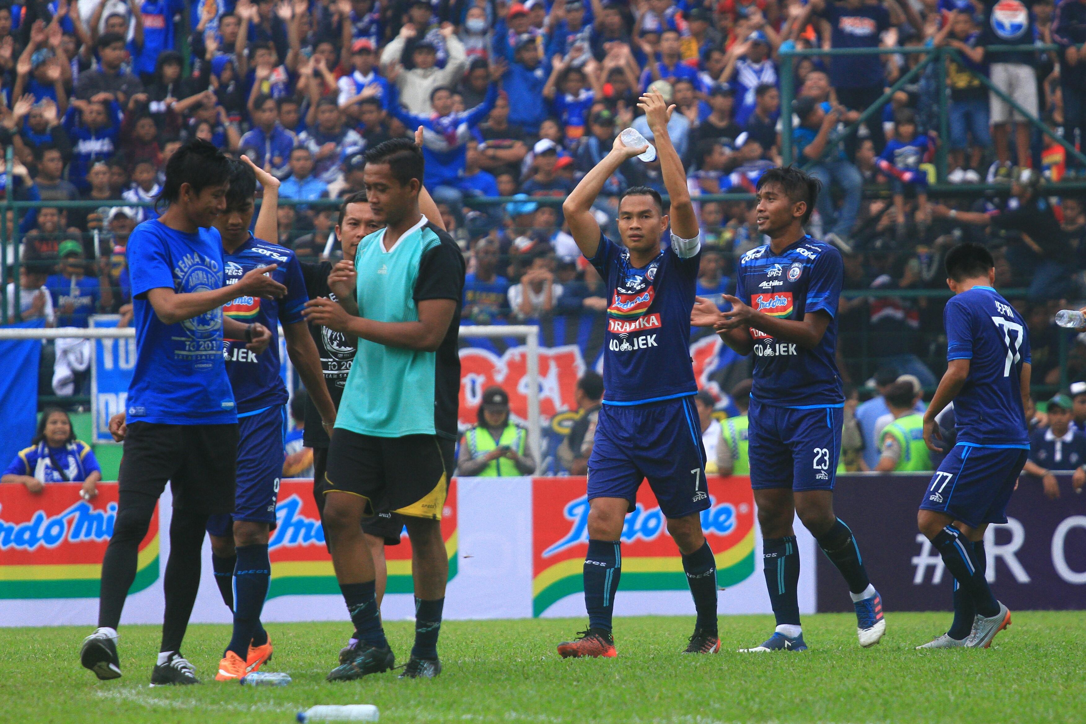 Juan Revi dkk memberi salam hormat kepada Aremania Copyright: Ian Setiawan/INDOSPORT