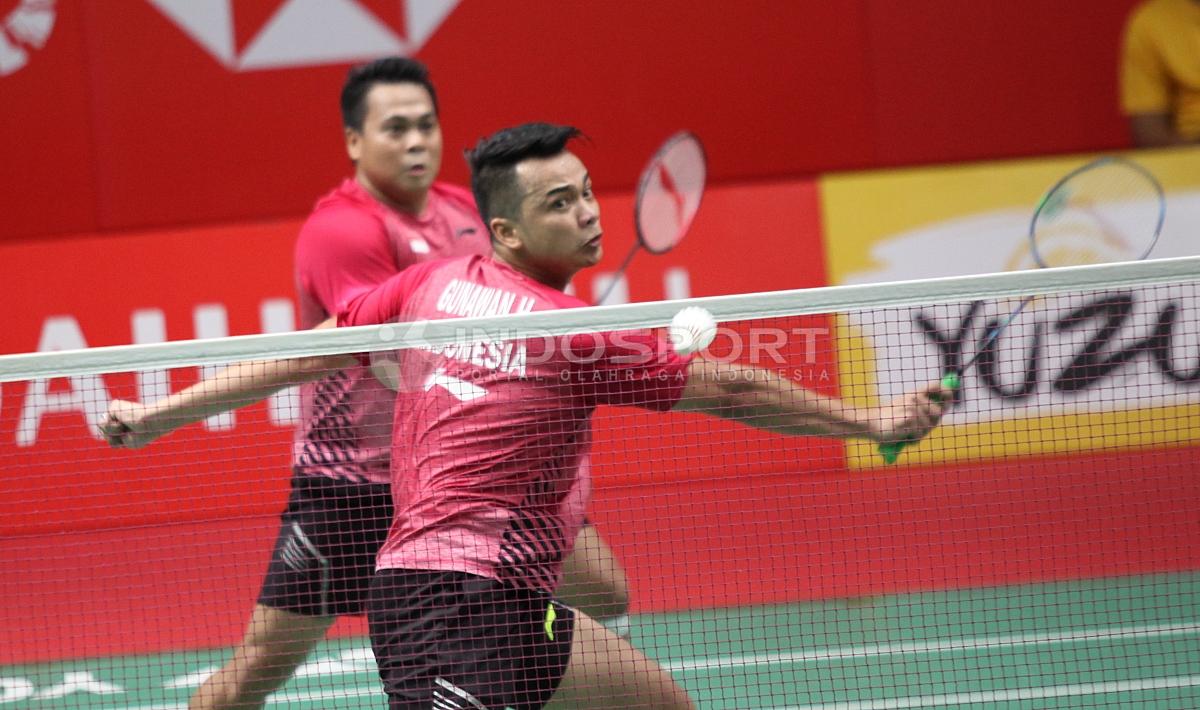 Markis Kido/Hendra Aprida Gunawan mengembalikan kok ke arah Lukhi Apri Nugroho/Tedi Supriadi. Copyright: Herry Ibrahim/INDOSPORT