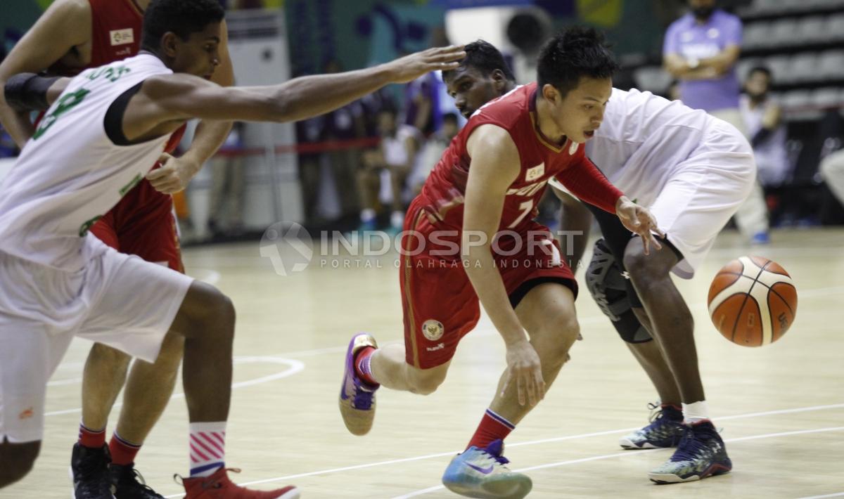 Andakara Prastawa berhasil menerobos defense India. Copyright: Herry Ibrahim/INDOSPORT