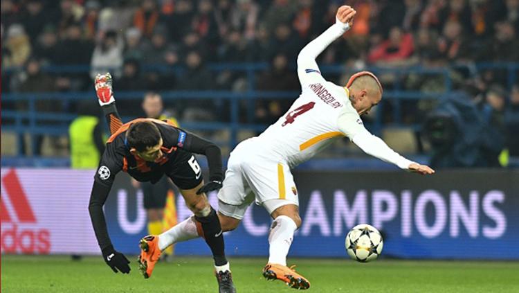 Radja Nainggolan (kanan) berebuat bola dengan pemain Shakhtar Donetsk. Copyright: INDOSPORT